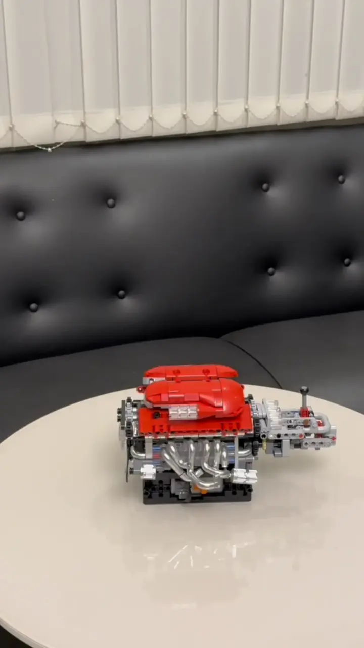 Motor V12 exhibido sobre una mesa